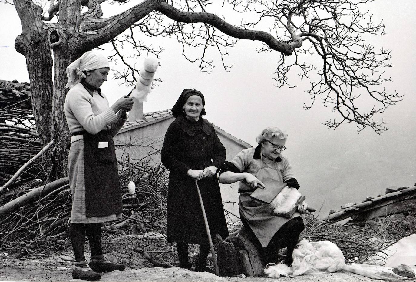 Se ha inaugurado en el Museo Etnográfico del Oriente de Asturias, en Porrúa (Llanes), la exposición 'Juan Ardisana. Fotografías del oriente de Asturias, 1977-1990', organizada por este museo y el Muséu del Pueblu d'Asturies, dentro de las actividades de la Red de Museos Etnográficos de Asturias. En esta exposición se muestra por primera vez al público la obra más personal de este fotógrafo aficionado, riosellano de nacimiento y llanisco de adopción, que pocas fiestas del oriente asturiano dejó por recorrer. Se exponen 46 positivos fotográficos en blanco y negro y color, así como un audiovisual con cincuenta fotografías, que se han seleccionado del fondo fotográfico que Juan Ardisana ha donado al Muséu del Pueblu d'Asturies, formado en la actualidad por un total de 215 fotografías.