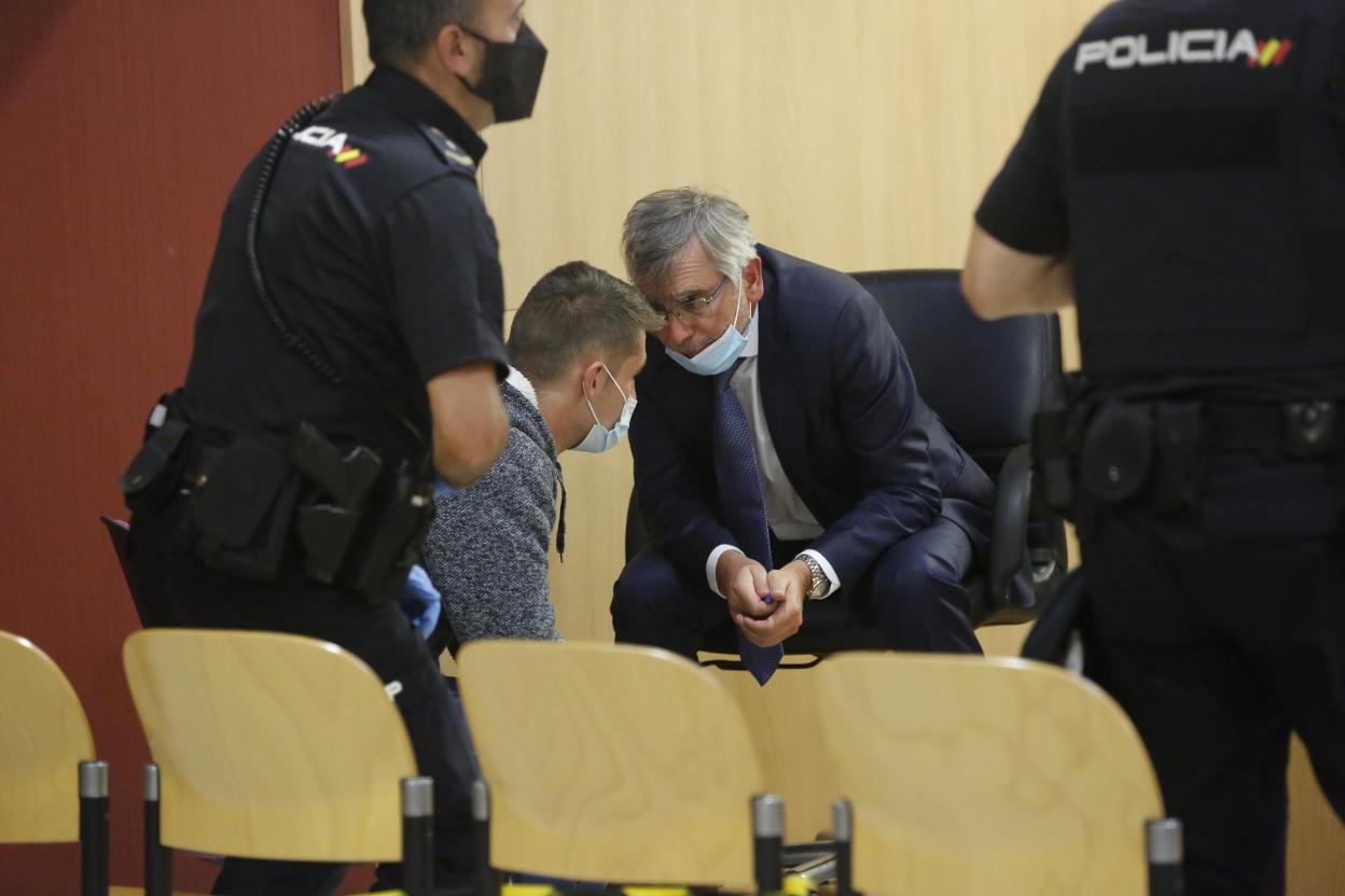 Brayan Tuero conversa con su abogado. A la derecha, los familiares de Gancedo se abrazan tras el veredicto. 