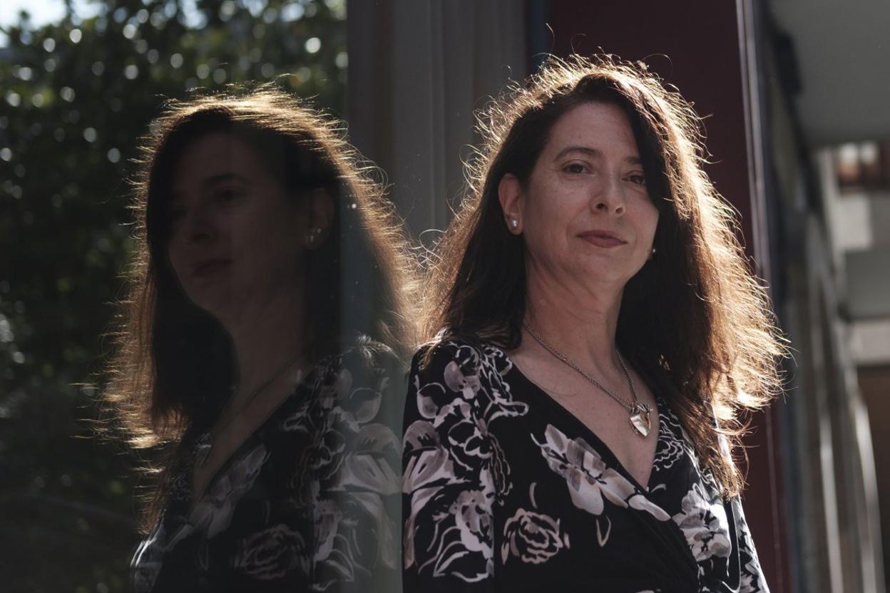 Ana Merino, delante del hotel Don Manuel. 