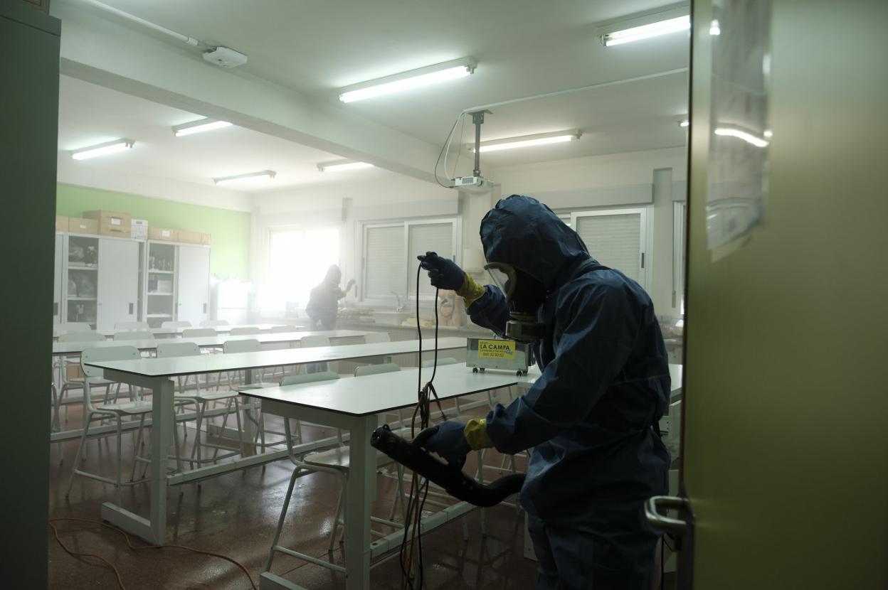 Desinfección del laboratorio del instituto Padre Feijoo a principios de junio. 