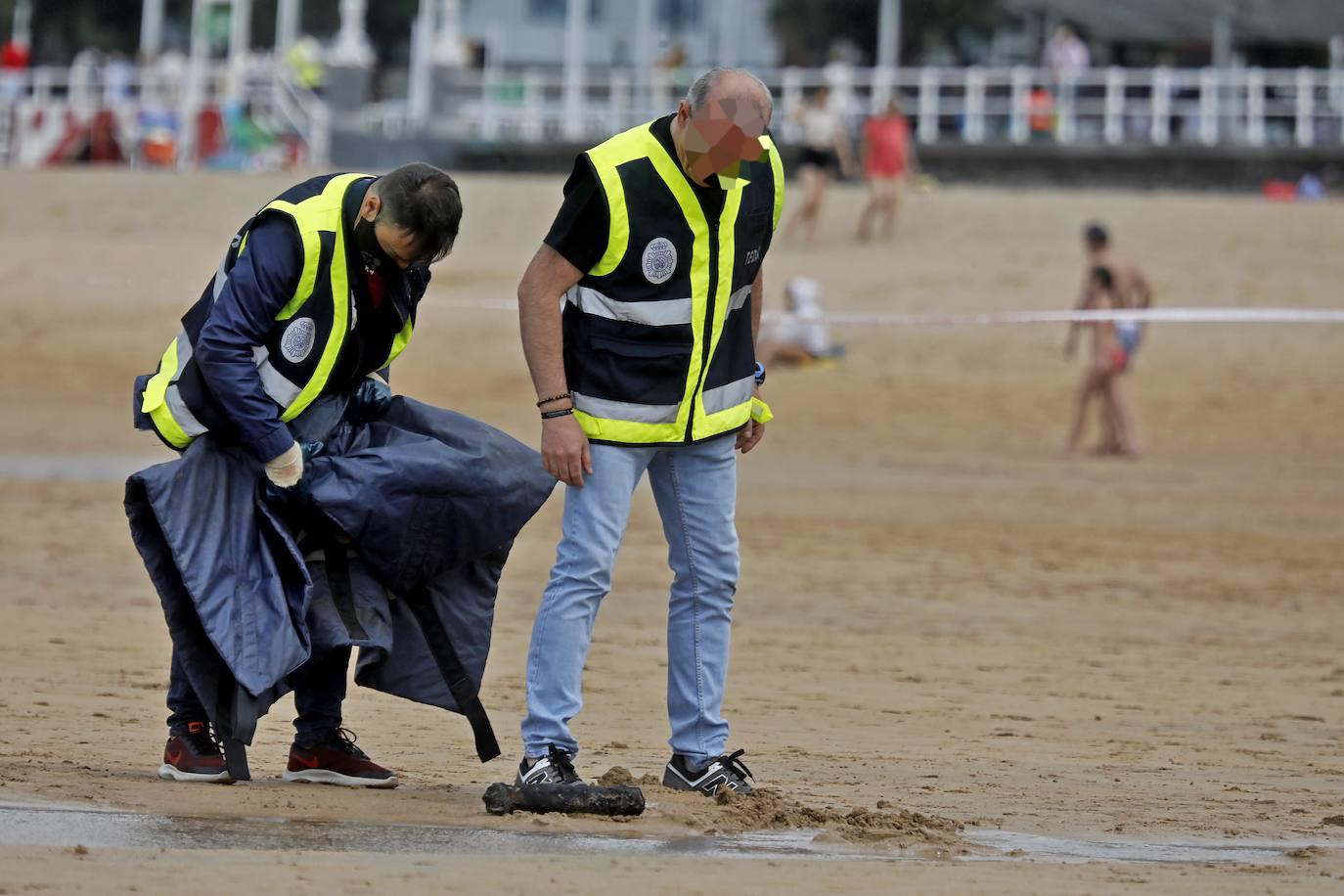 Los Tedax se llevaron una pieza metálica hallada en el arenal ante la posibilidad de que formara parte de un obús y la Policía acordonó cerca de dos horas parte de la playa gijonesa. Finalmente se trata de una bengala de submarino.