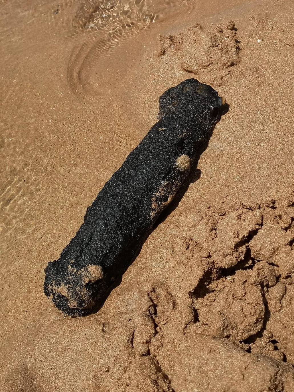 Los Tedax se llevaron una pieza metálica hallada en el arenal ante la posibilidad de que formara parte de un obús y la Policía acordonó cerca de dos horas parte de la playa gijonesa. Finalmente se trata de una bengala de submarino.