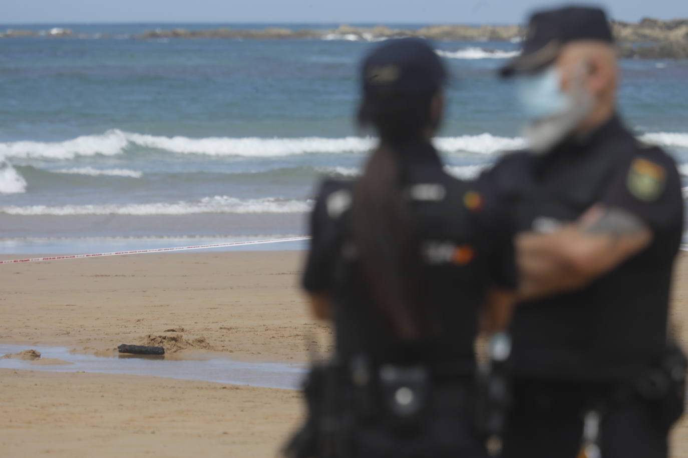 Los Tedax se llevaron una pieza metálica hallada en el arenal ante la posibilidad de que formara parte de un obús y la Policía acordonó cerca de dos horas parte de la playa gijonesa. Finalmente se trata de una bengala de submarino.