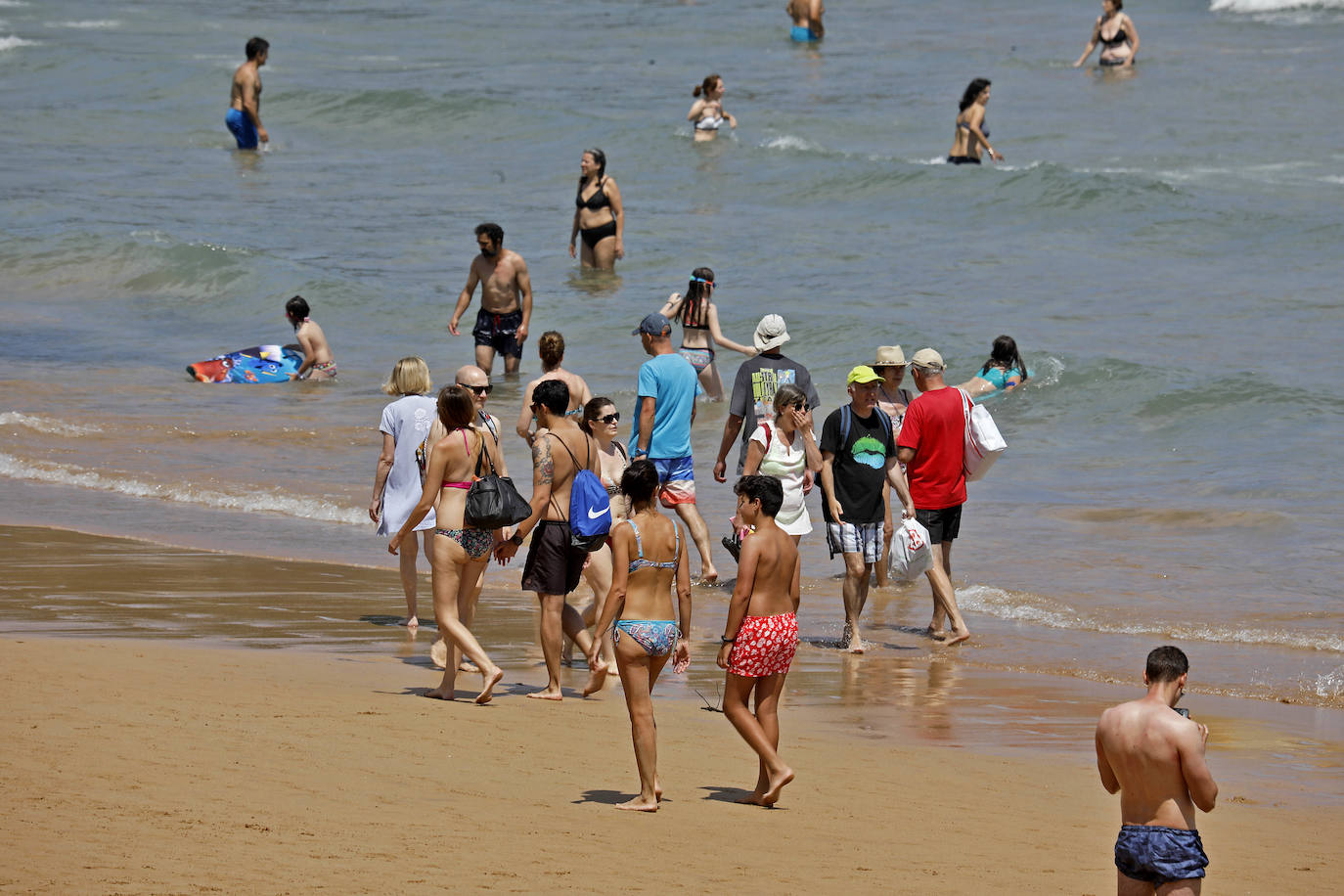 El calor que se ha instalado en la región ha llenado arenales y lugares turísticos de la región. Este clima favorable acompañará a los asturianos durante la próxima semana.
