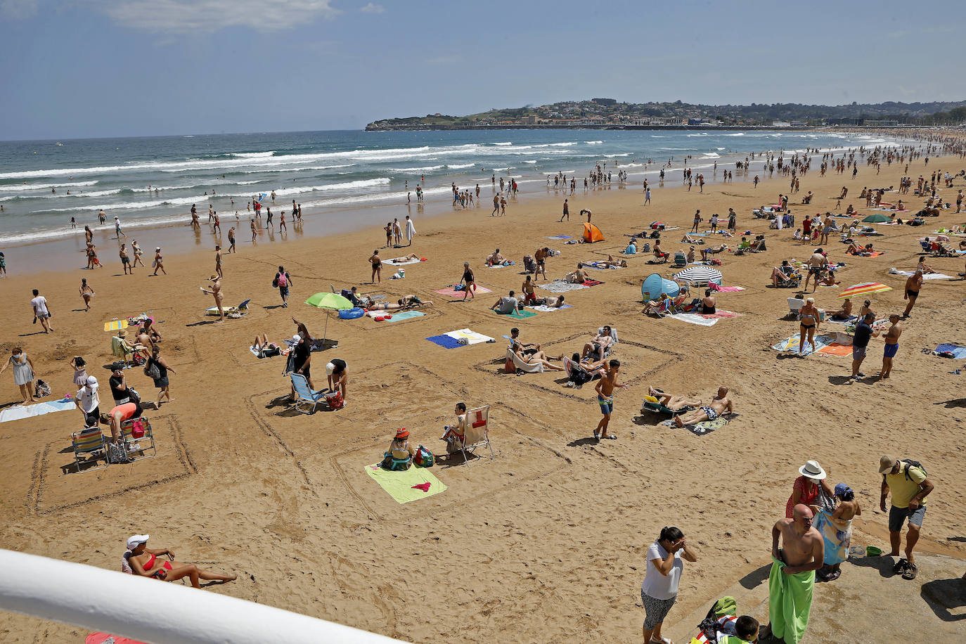 El calor que se ha instalado en la región ha llenado arenales y lugares turísticos de la región. Este clima favorable acompañará a los asturianos durante la próxima semana.