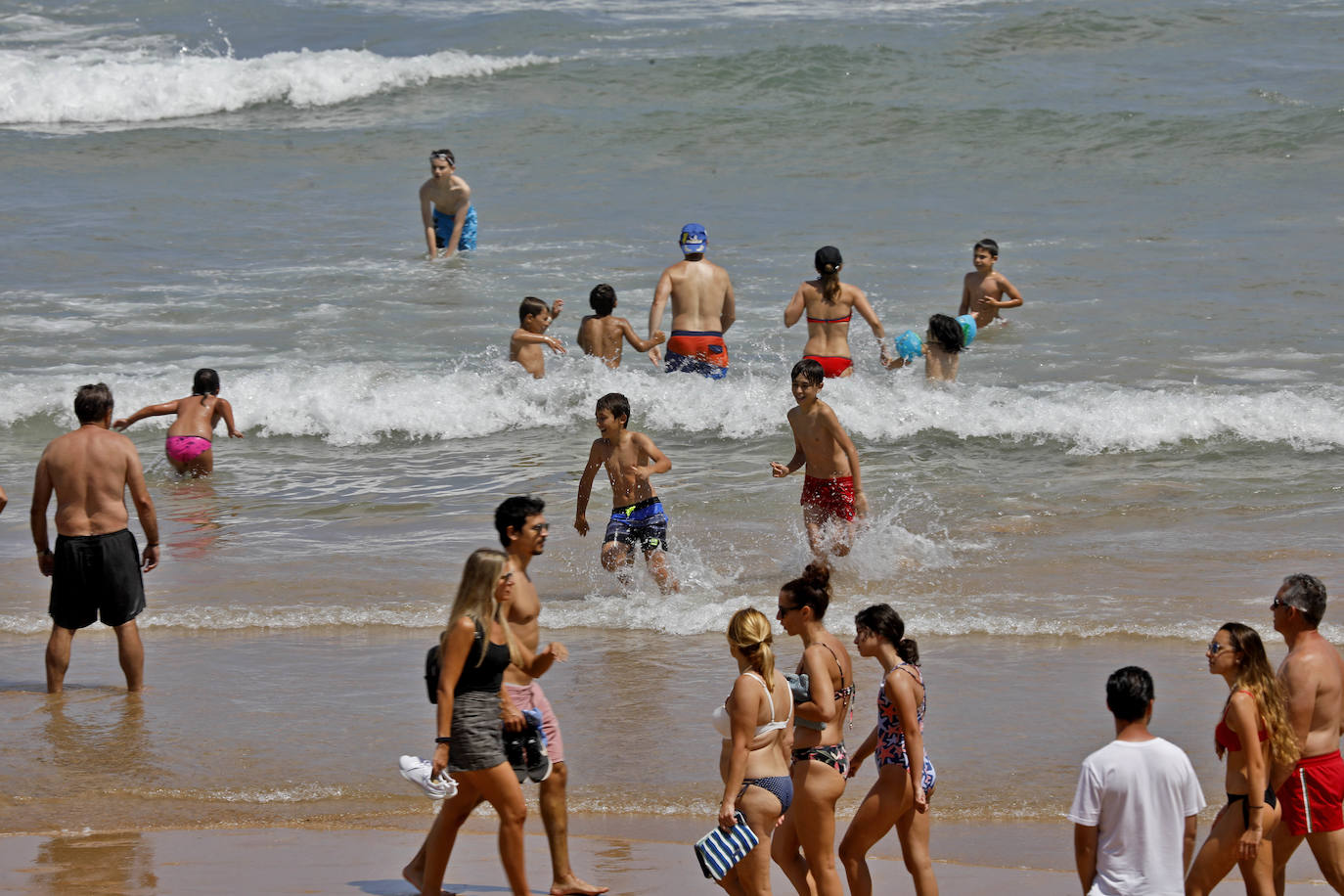 El calor que se ha instalado en la región ha llenado arenales y lugares turísticos de la región. Este clima favorable acompañará a los asturianos durante la próxima semana.