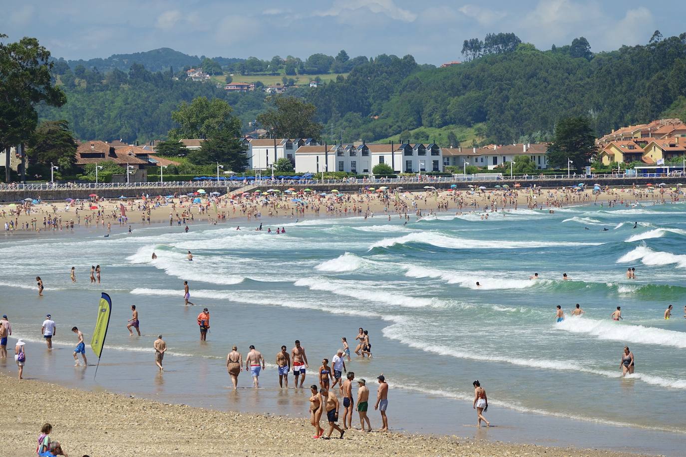 El calor que se ha instalado en la región ha llenado arenales y lugares turísticos de la región. Este clima favorable acompañará a los asturianos durante la próxima semana.