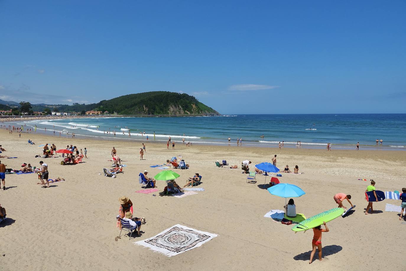 El calor que se ha instalado en la región ha llenado arenales y lugares turísticos de la región. Este clima favorable acompañará a los asturianos durante la próxima semana.