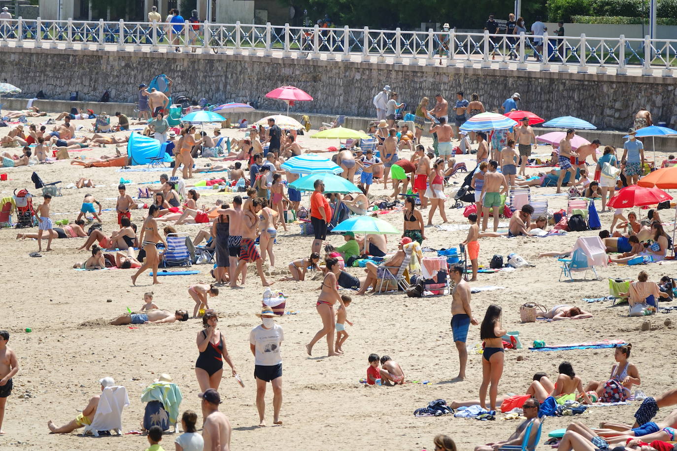 El calor que se ha instalado en la región ha llenado arenales y lugares turísticos de la región. Este clima favorable acompañará a los asturianos durante la próxima semana.