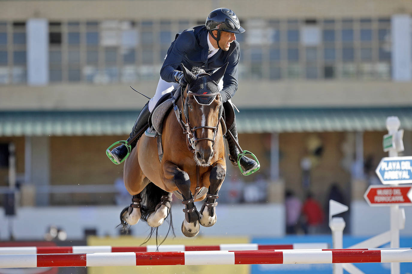 El jinete vitoriano se adjudicó el Gran Premio y la prueba de 1,35 en la última jornada del segundo CSN 3 estrellas del Gijón Horse Jumping
