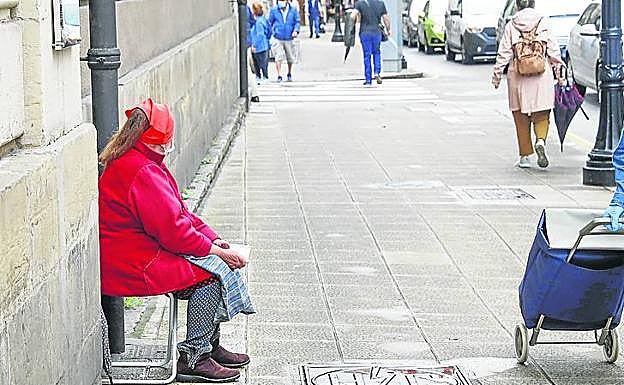 A la puerta del Centro de Cultura Antiguo Instituto de Gijón es habitual que haya personas pidiendo. damián arienza