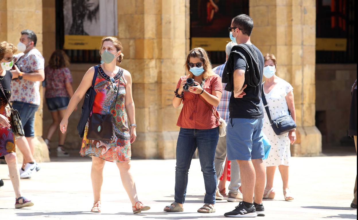 Turistas en Oviedo este domingo.
