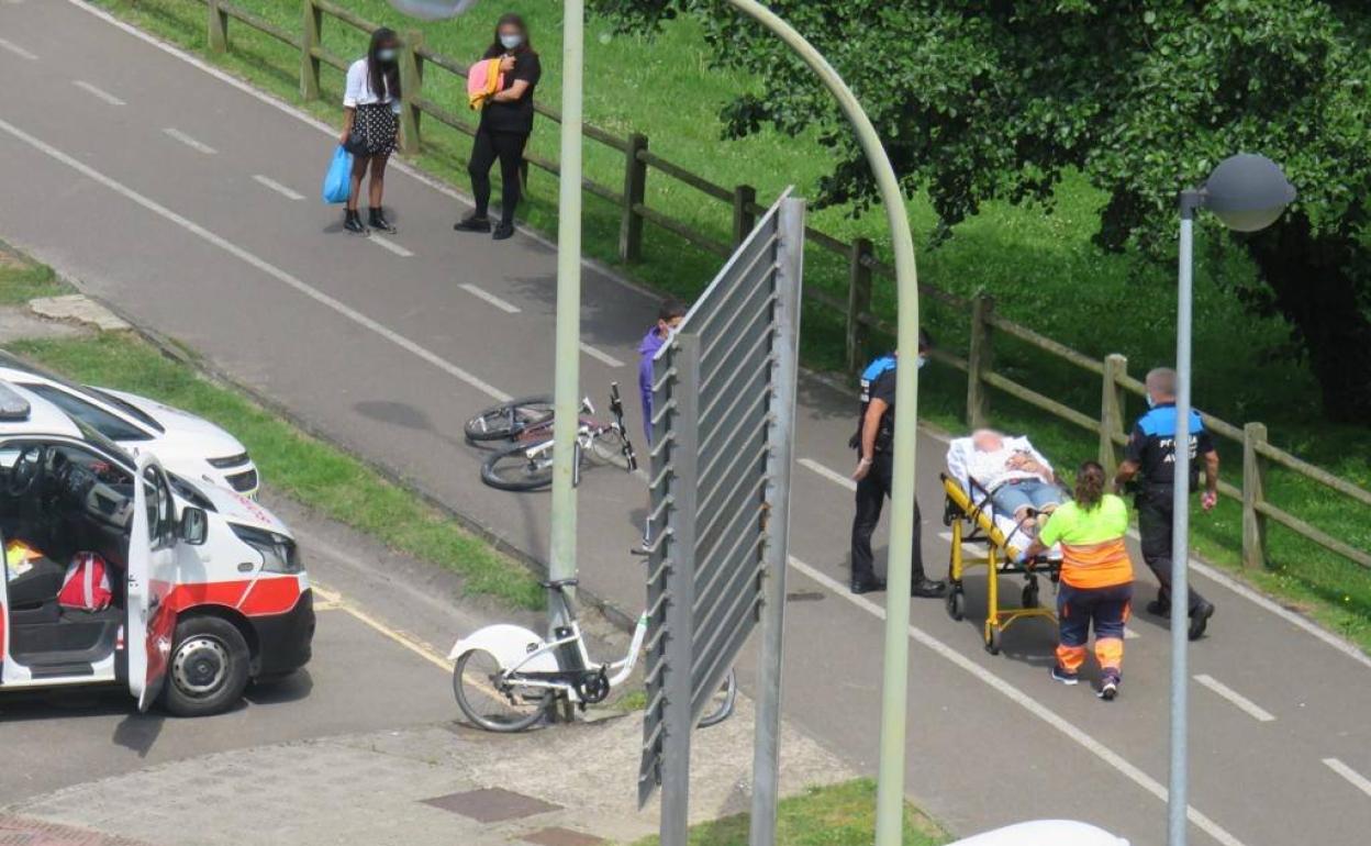 La Policía Local y los sanitarios le atendieron en el lugar de los hechos. 