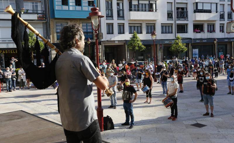 La plaza del Ayuntamiento maliayo acogió hoy, a las ocho de la tarde, una concentración de la Banda Gaitas Villaviciosa-El Gaitero en repulsa a las muertes violentas y en especial la de su compañero Javier Solares.