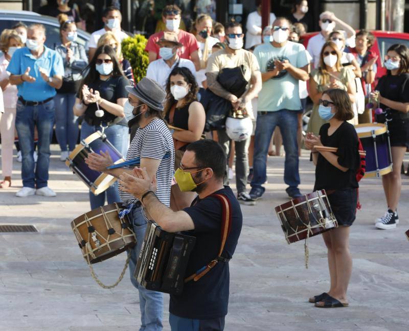 La plaza del Ayuntamiento maliayo acogió hoy, a las ocho de la tarde, una concentración de la Banda Gaitas Villaviciosa-El Gaitero en repulsa a las muertes violentas y en especial la de su compañero Javier Solares.