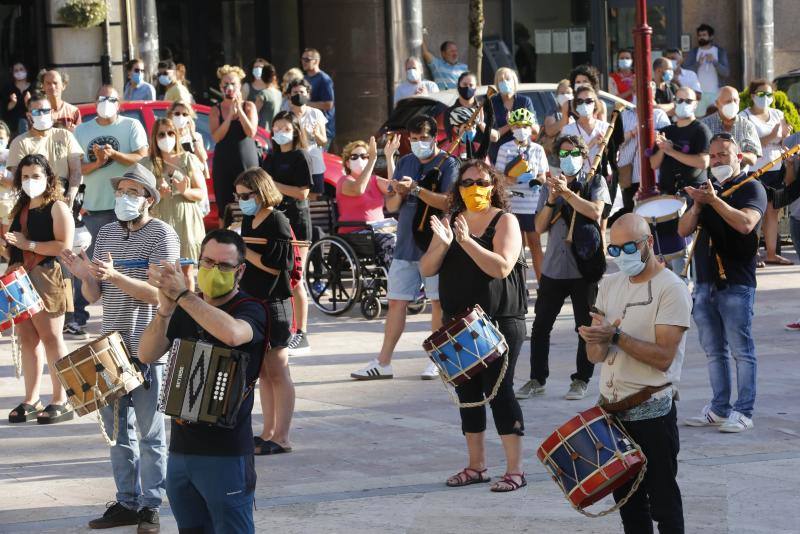 La plaza del Ayuntamiento maliayo acogió hoy, a las ocho de la tarde, una concentración de la Banda Gaitas Villaviciosa-El Gaitero en repulsa a las muertes violentas y en especial la de su compañero Javier Solares.