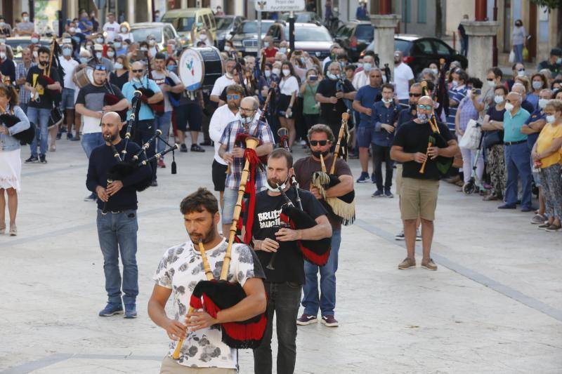 La plaza del Ayuntamiento maliayo acogió hoy, a las ocho de la tarde, una concentración de la Banda Gaitas Villaviciosa-El Gaitero en repulsa a las muertes violentas y en especial la de su compañero Javier Solares.