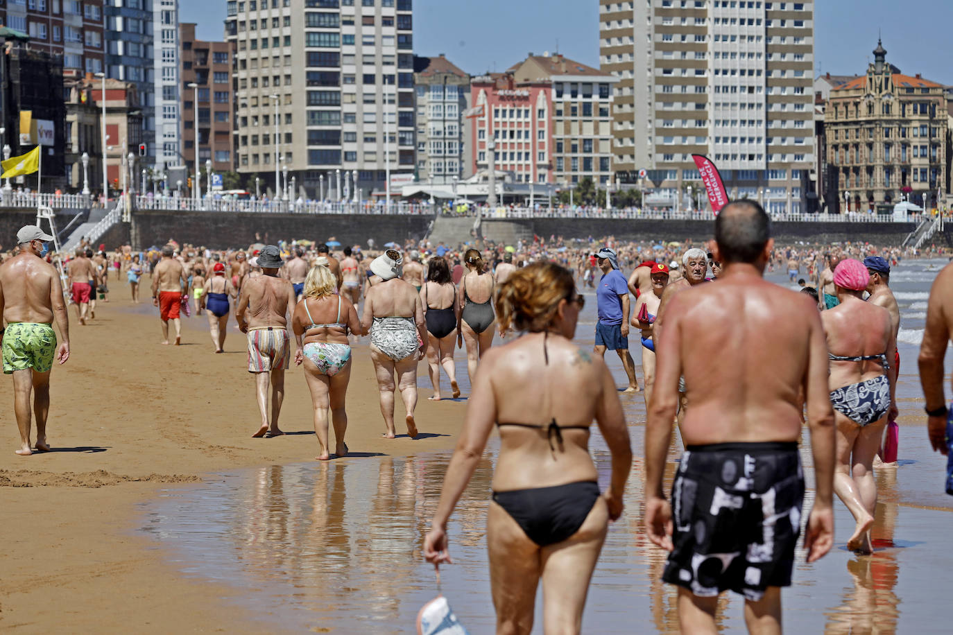 El buen tiempo en la ciudad ha hecho que el arenal registre una muy buena ocupación