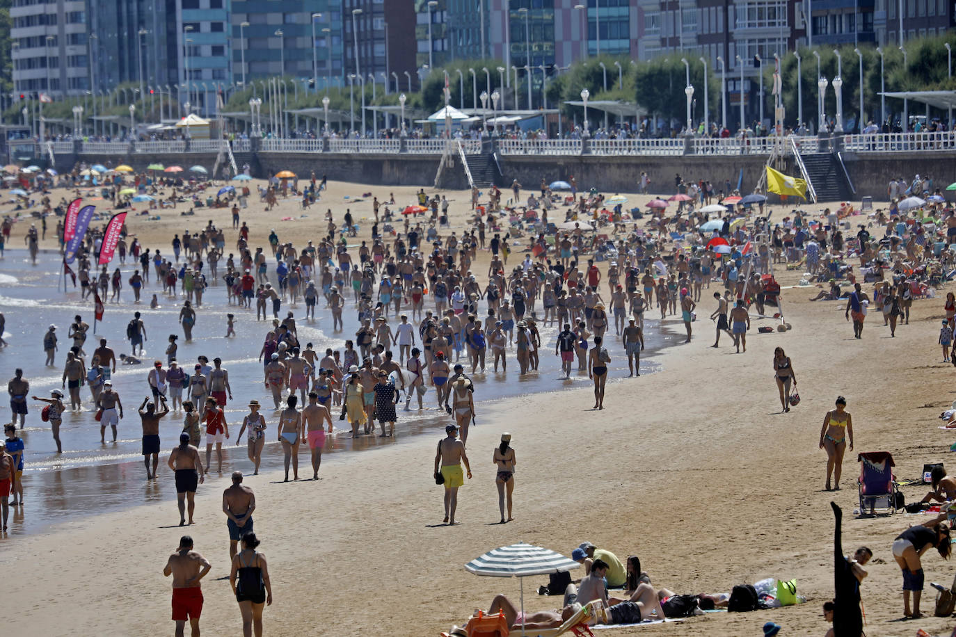El buen tiempo en la ciudad ha hecho que el arenal registre una muy buena ocupación