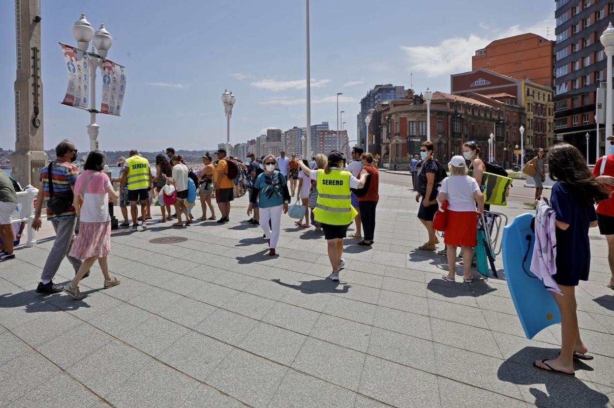 Los acomodadores regulan la cola para acceder por la Escalerona. 