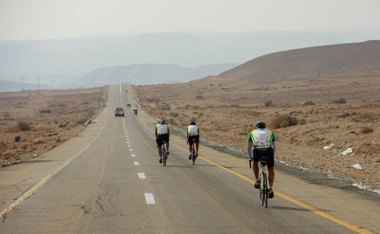 Cómo adelantar a un ciclista de forma segura y si otro se aproxima de frente