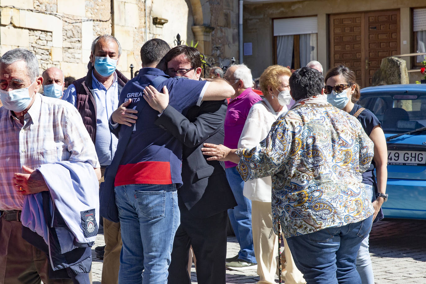 Las gaitas han vuelto a sonar con fuerza en Villaviciosa en honor de Xavi. Ha sido durante su funeral, y en medio de dolor de familiares y amigos que han acudido a darle el último adiós.