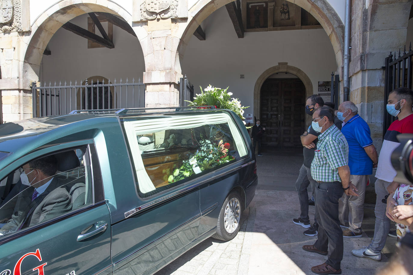 Las gaitas han vuelto a sonar con fuerza en Villaviciosa en honor de Xavi. Ha sido durante su funeral, y en medio de dolor de familiares y amigos que han acudido a darle el último adiós.