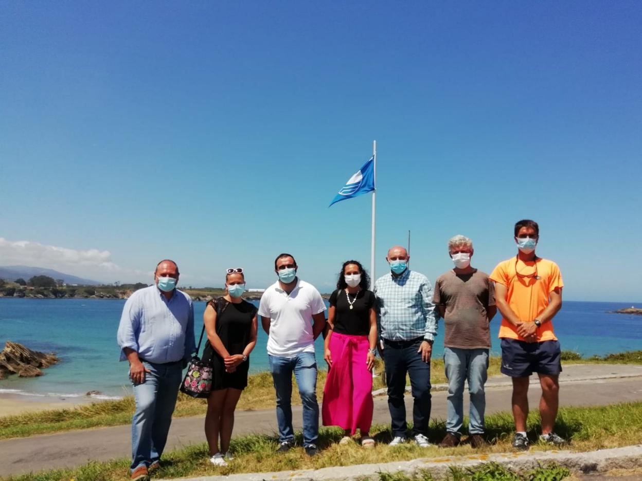 César Álvarez, Alba Álvarez, Víctor Lorido, Miriam Moya, Francisco Vinjoy y Julio Martínez izan la bandera en la playa de Peñarronda. 