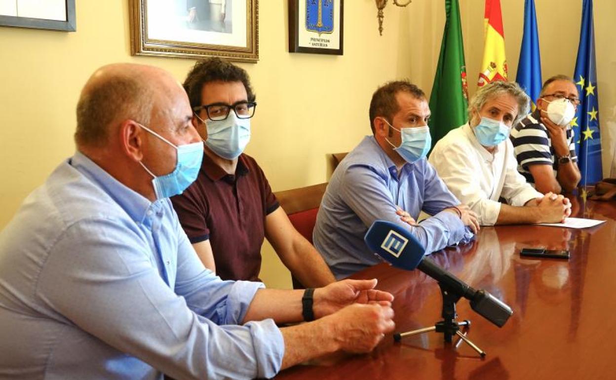 Los alcaldes del Oriente, durante la comparecencia de este martes.