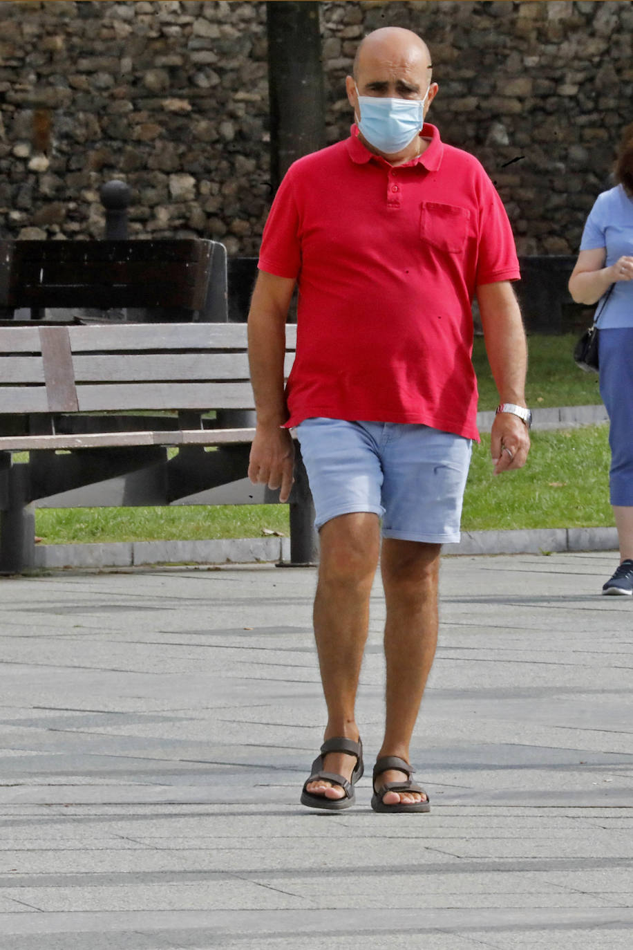 Tras aprobarse la obligatoriedad del uso de la mascarilla, los asturianos han salido a la calle concienciados, cumpliendo con la normativa. Policías locales vigilan, no obstante, posibles incumplimientos.