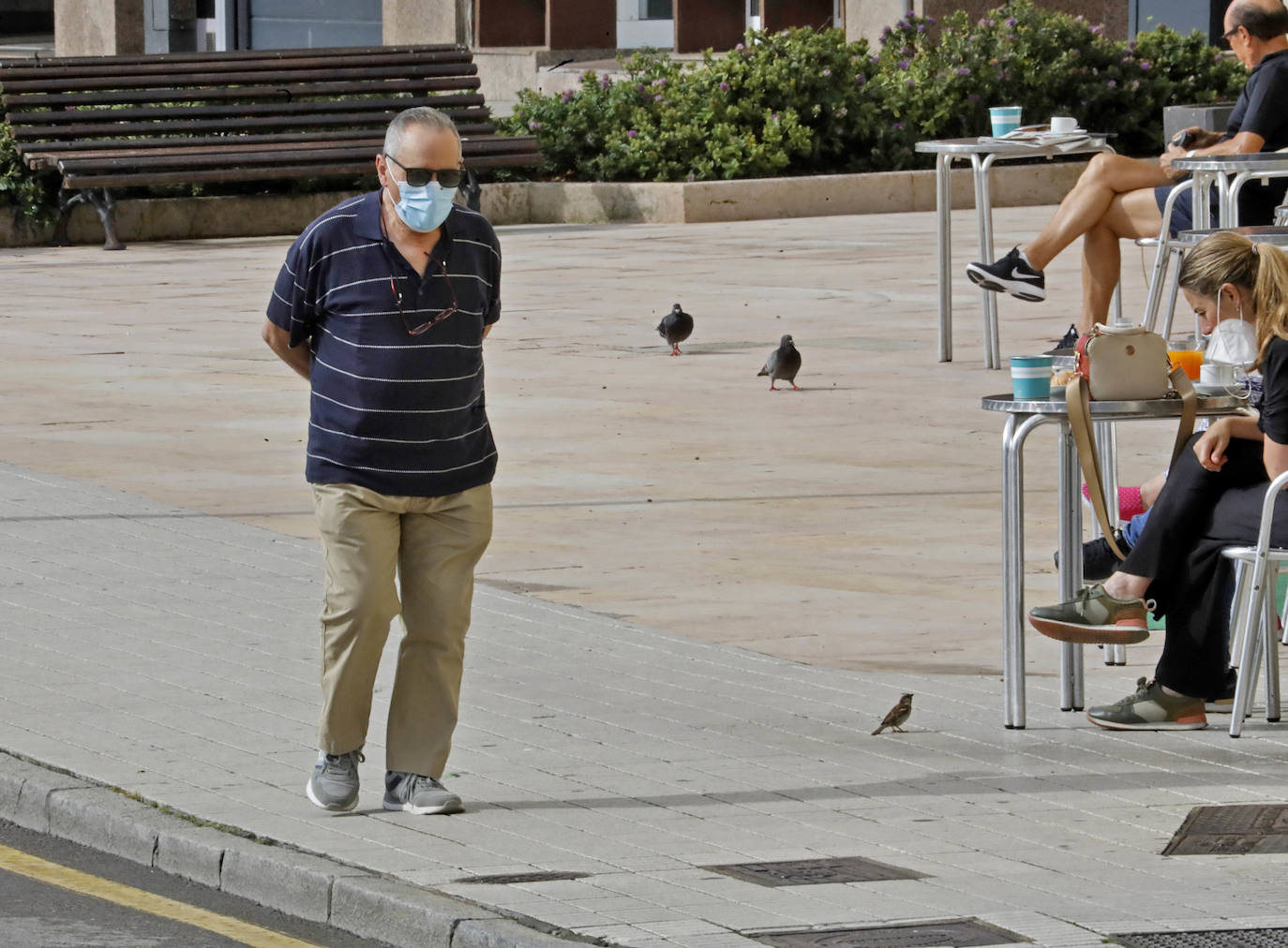 Tras aprobarse la obligatoriedad del uso de la mascarilla, los asturianos han salido a la calle concienciados, cumpliendo con la normativa. Policías locales vigilan, no obstante, posibles incumplimientos.