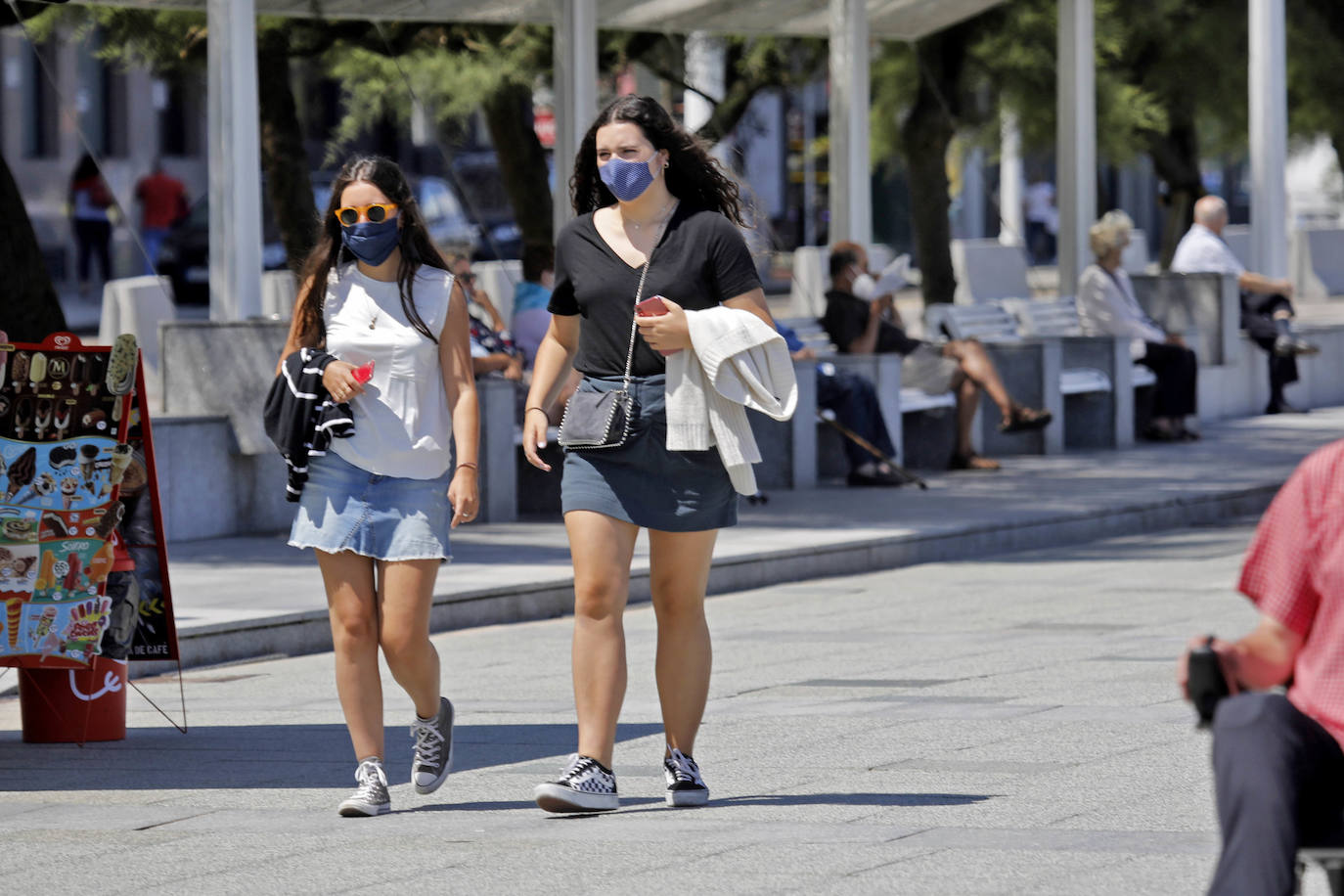 Tras aprobarse la obligatoriedad del uso de la mascarilla, los asturianos han salido a la calle concienciados, cumpliendo con la normativa. Policías locales vigilan, no obstante, posibles incumplimientos.