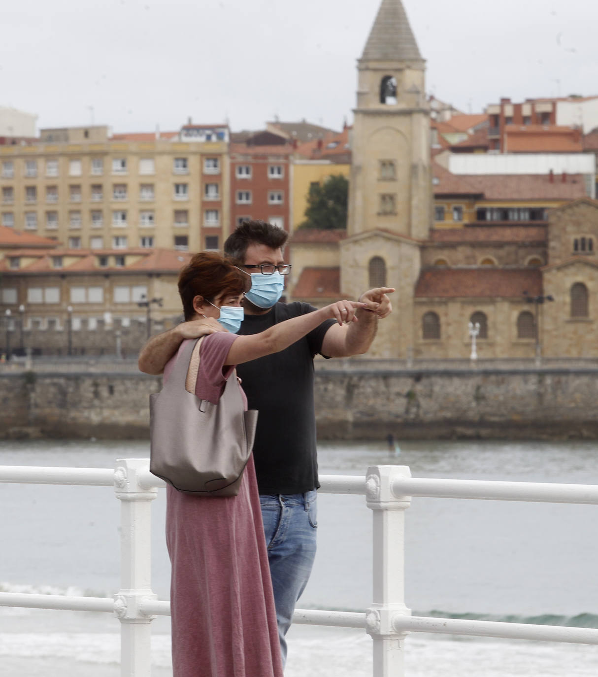 Tras aprobarse la obligatoriedad del uso de la mascarilla, los asturianos han salido a la calle concienciados, cumpliendo con la normativa. Policías locales vigilan, no obstante, posibles incumplimientos.