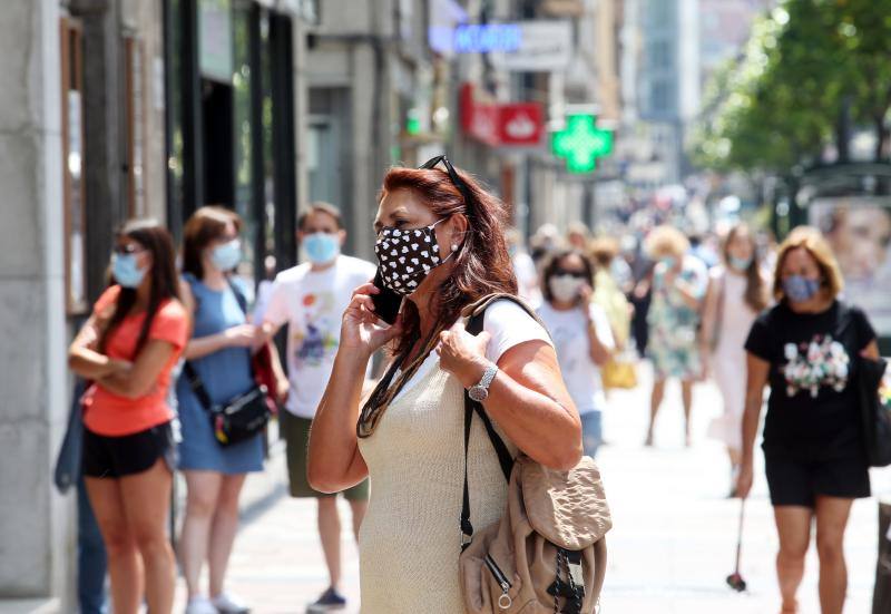 Tras aprobarse la obligatoriedad del uso de la mascarilla, los asturianos han salido a la calle concienciados, cumpliendo con la normativa. Policías locales vigilan, no obstante, posibles incumplimientos.