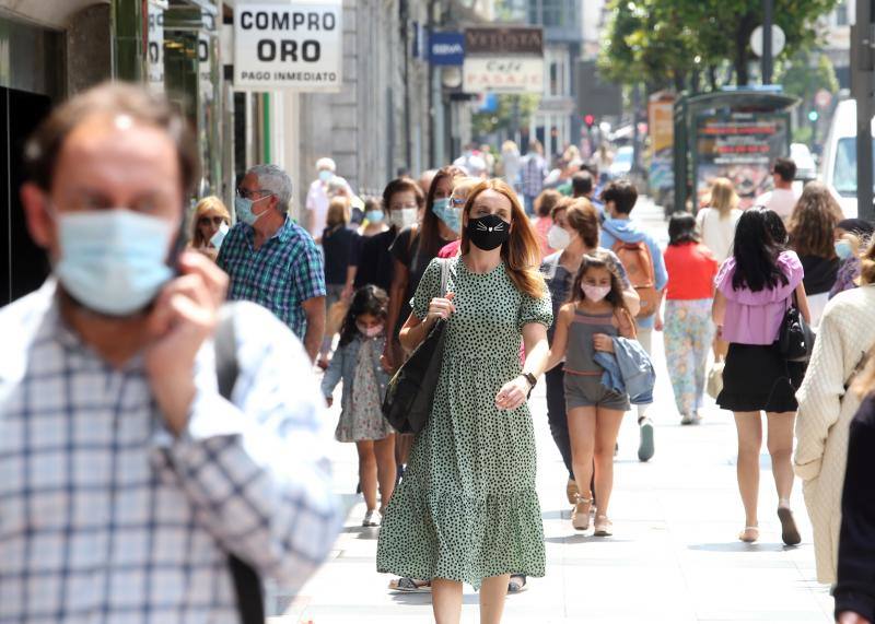 Tras aprobarse la obligatoriedad del uso de la mascarilla, los asturianos han salido a la calle concienciados, cumpliendo con la normativa. Policías locales vigilan, no obstante, posibles incumplimientos.