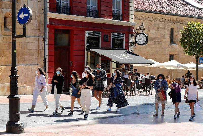 Tras aprobarse la obligatoriedad del uso de la mascarilla, los asturianos han salido a la calle concienciados, cumpliendo con la normativa. Policías locales vigilan, no obstante, posibles incumplimientos.