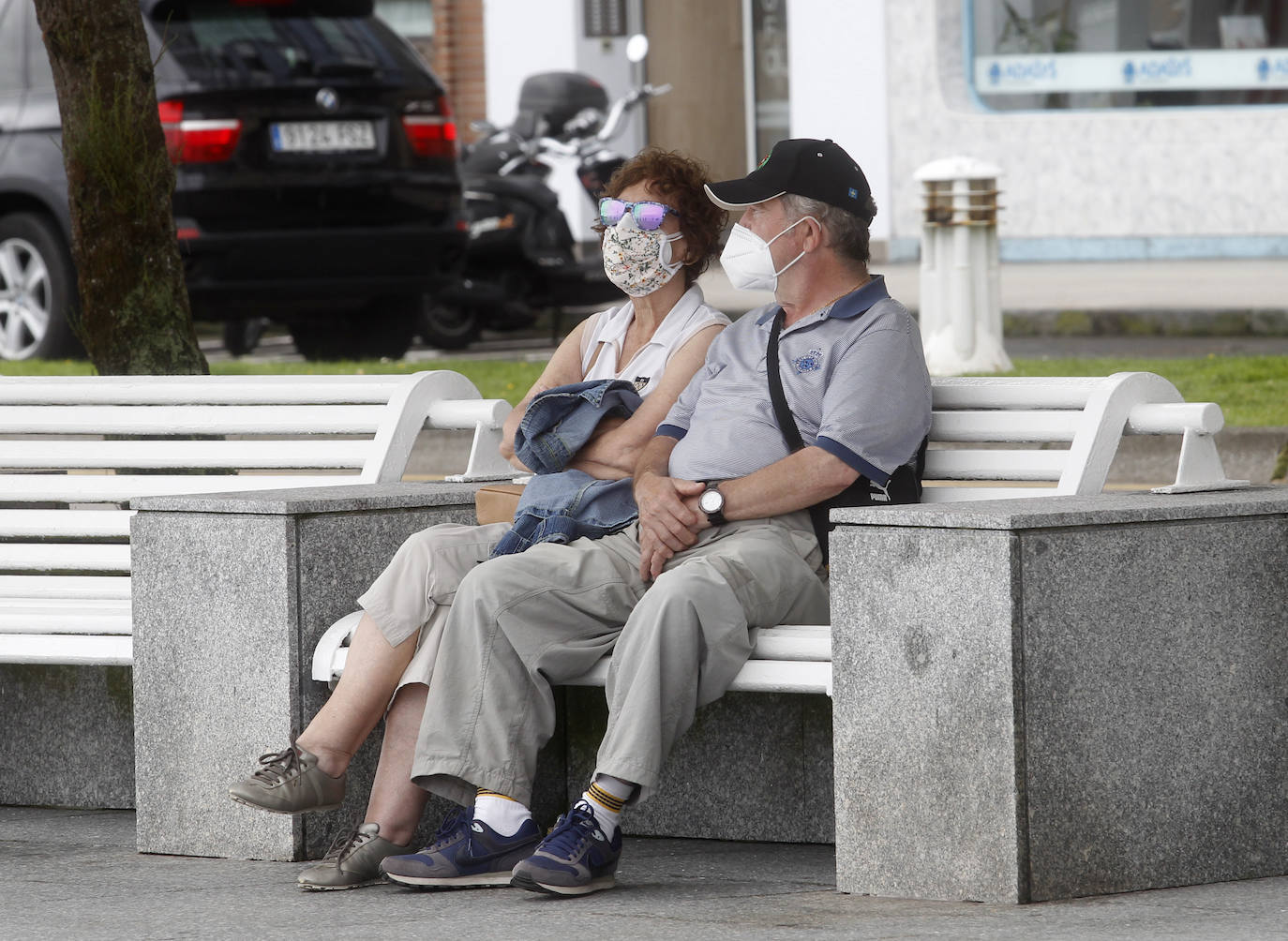 Tras aprobarse la obligatoriedad del uso de la mascarilla, los asturianos han salido a la calle concienciados, cumpliendo con la normativa. Policías locales vigilan, no obstante, posibles incumplimientos.