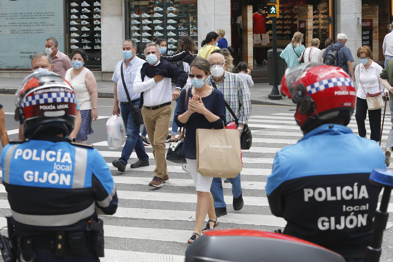 Tras aprobarse la obligatoriedad del uso de la mascarilla, los asturianos han salido a la calle concienciados, cumpliendo con la normativa. Policías locales vigilan, no obstante, posibles incumplimientos.