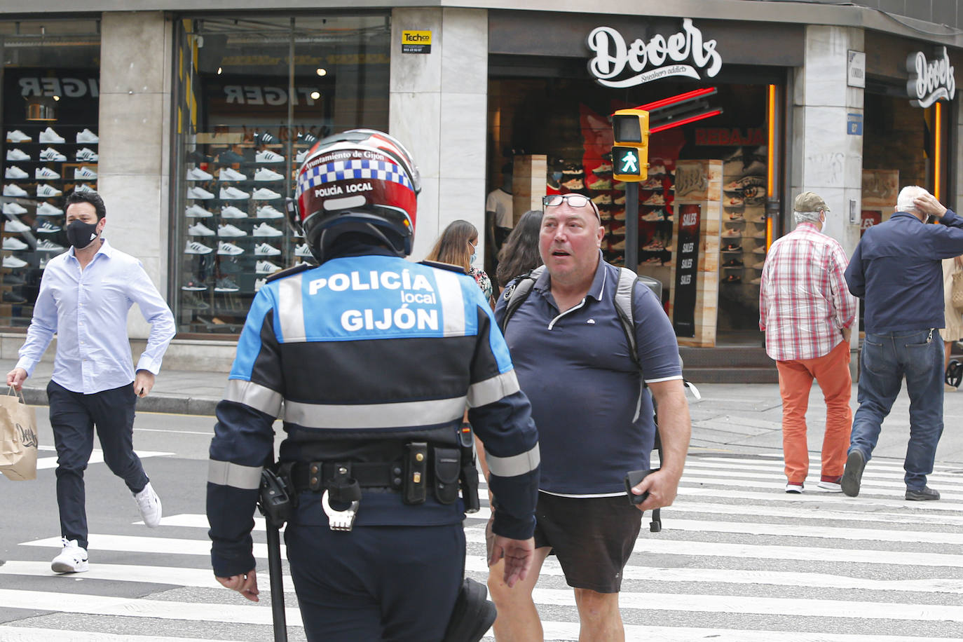 Tras aprobarse la obligatoriedad del uso de la mascarilla, los asturianos han salido a la calle concienciados, cumpliendo con la normativa. Policías locales vigilan, no obstante, posibles incumplimientos.