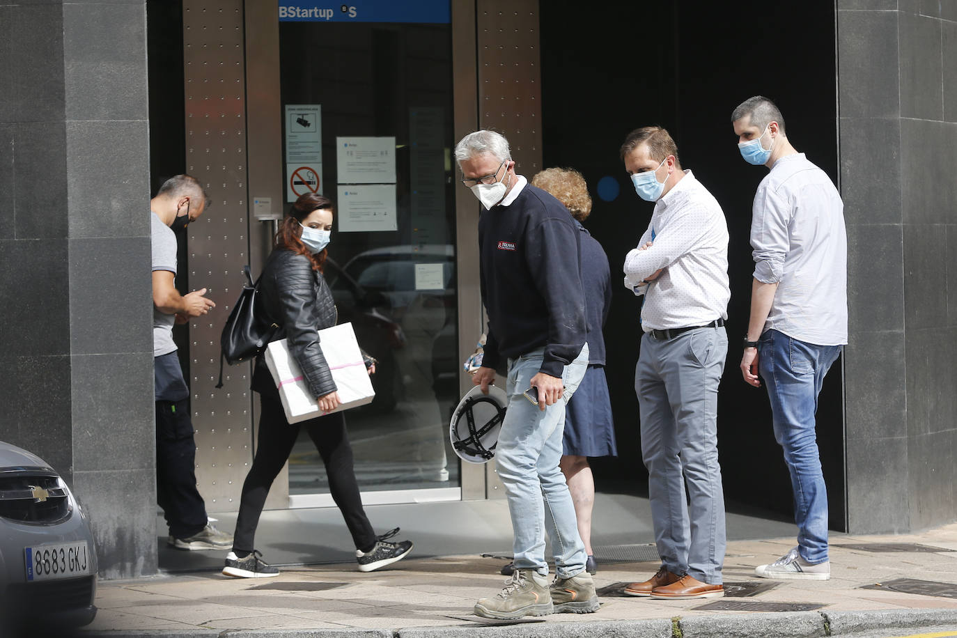 Tras aprobarse la obligatoriedad del uso de la mascarilla, los asturianos han salido a la calle concienciados, cumpliendo con la normativa. Policías locales vigilan, no obstante, posibles incumplimientos.