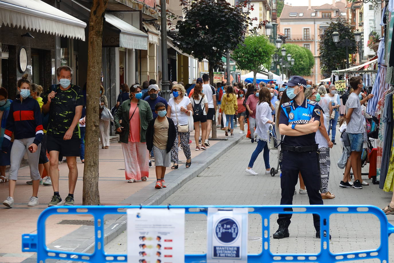 Tras aprobarse la obligatoriedad del uso de la mascarilla, los asturianos han salido a la calle concienciados, cumpliendo con la normativa. Policías locales vigilan, no obstante, posibles incumplimientos.