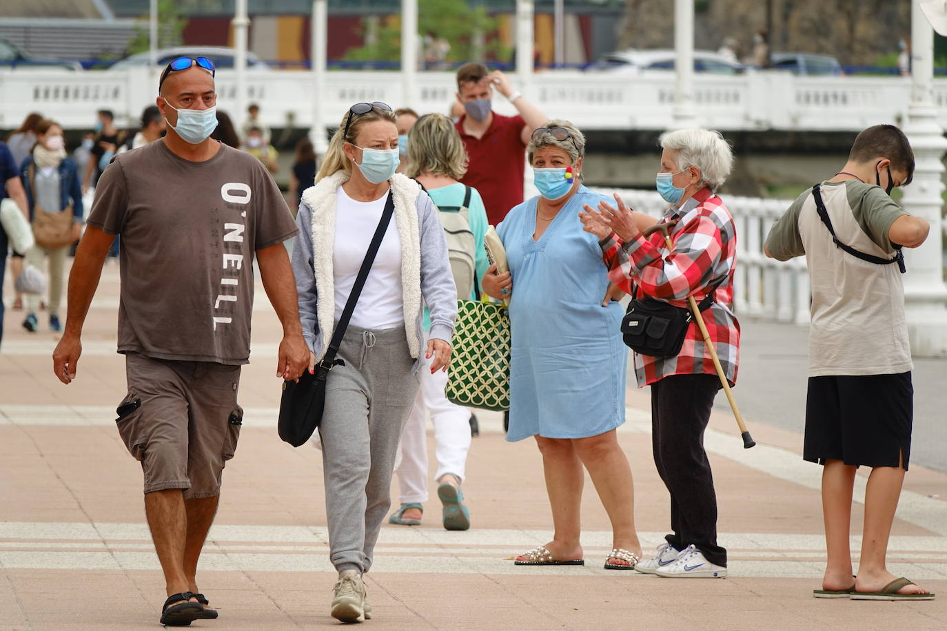 Tras aprobarse la obligatoriedad del uso de la mascarilla, los asturianos han salido a la calle concienciados, cumpliendo con la normativa. Policías locales vigilan, no obstante, posibles incumplimientos.