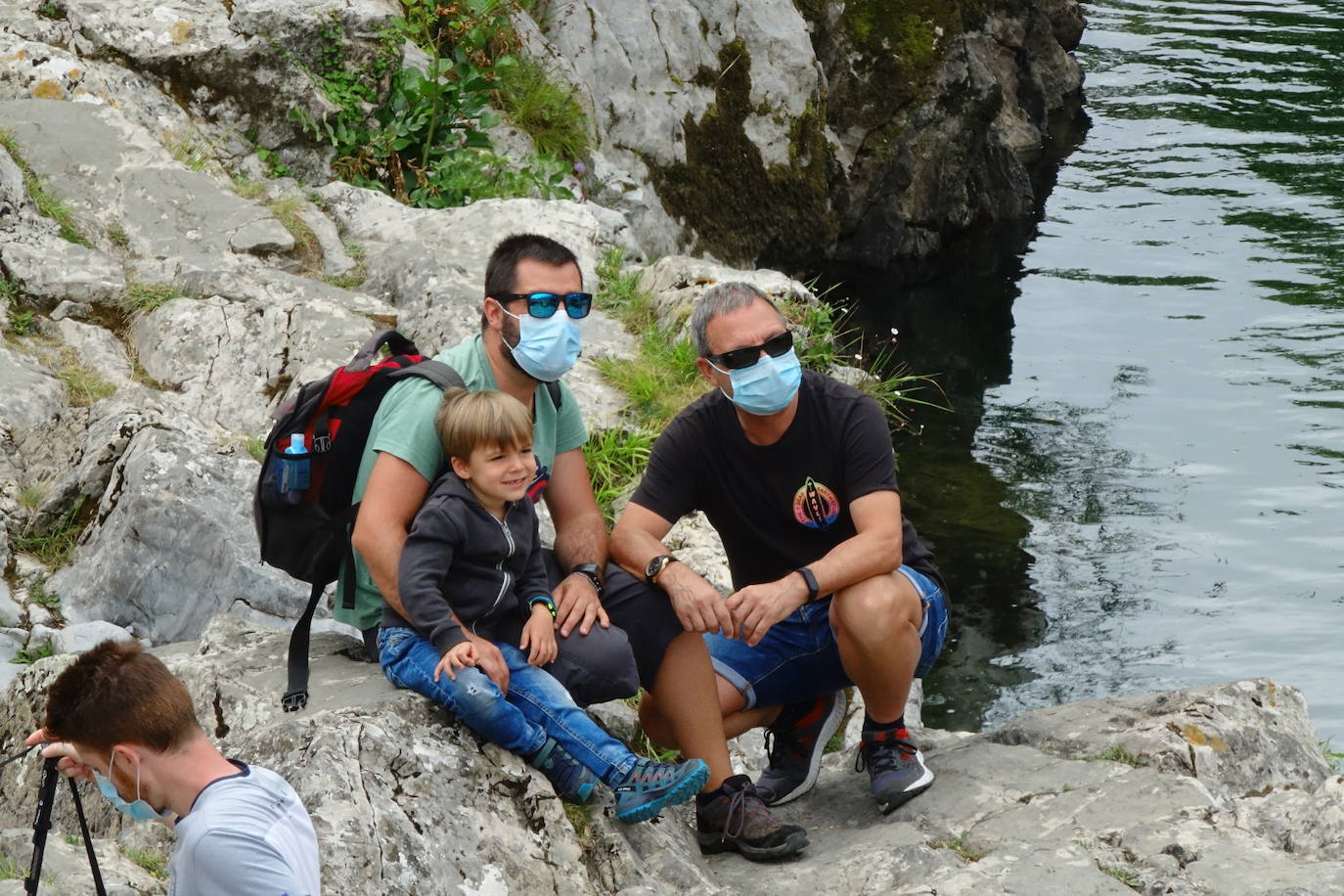 Tras aprobarse la obligatoriedad del uso de la mascarilla, los asturianos han salido a la calle concienciados, cumpliendo con la normativa. Policías locales vigilan, no obstante, posibles incumplimientos.