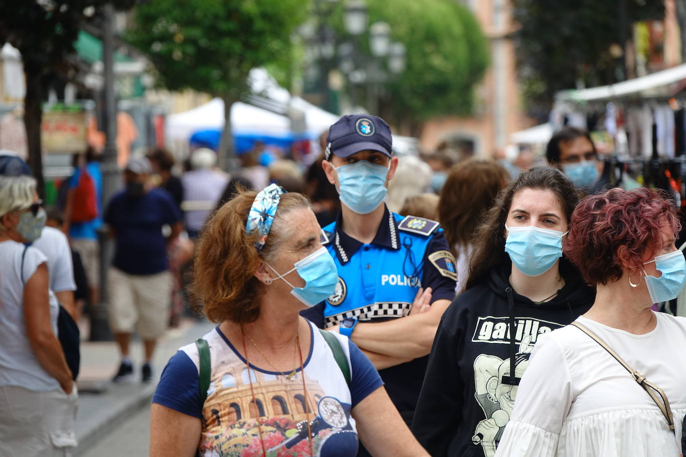 Tras aprobarse la obligatoriedad del uso de la mascarilla, los asturianos han salido a la calle concienciados, cumpliendo con la normativa. Policías locales vigilan, no obstante, posibles incumplimientos.