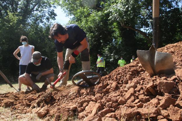 El juzgado paraliza los trabajos en la fosa de El Rellán tras hallarse tres cuerpos