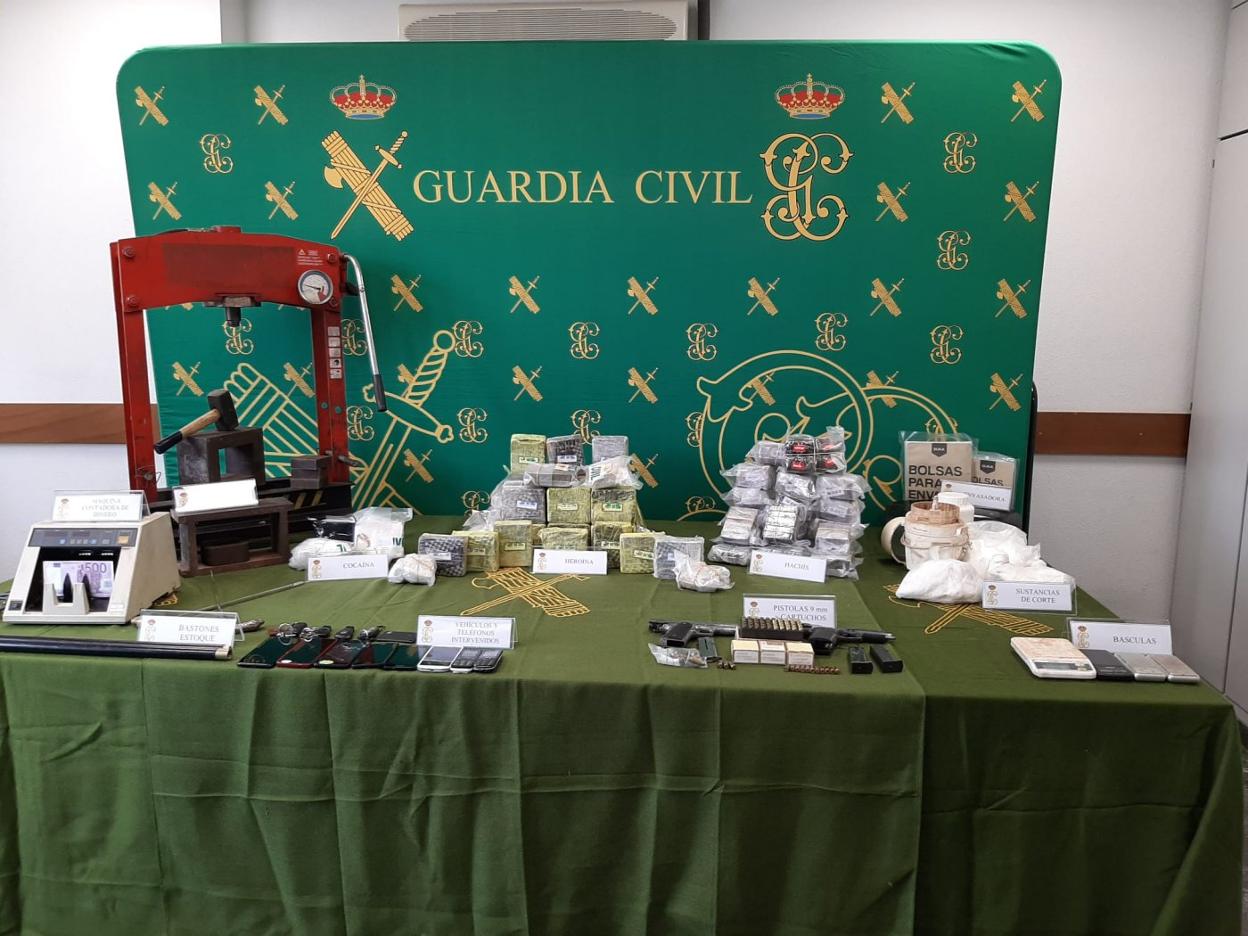 Los 15 kilos de heroína; 1,5 de cocaína y 10,5 de hachís incautados en la casa y coche del arrestado. 