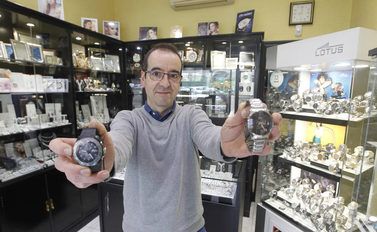 Marco Varela, entre relojes y joyas. 