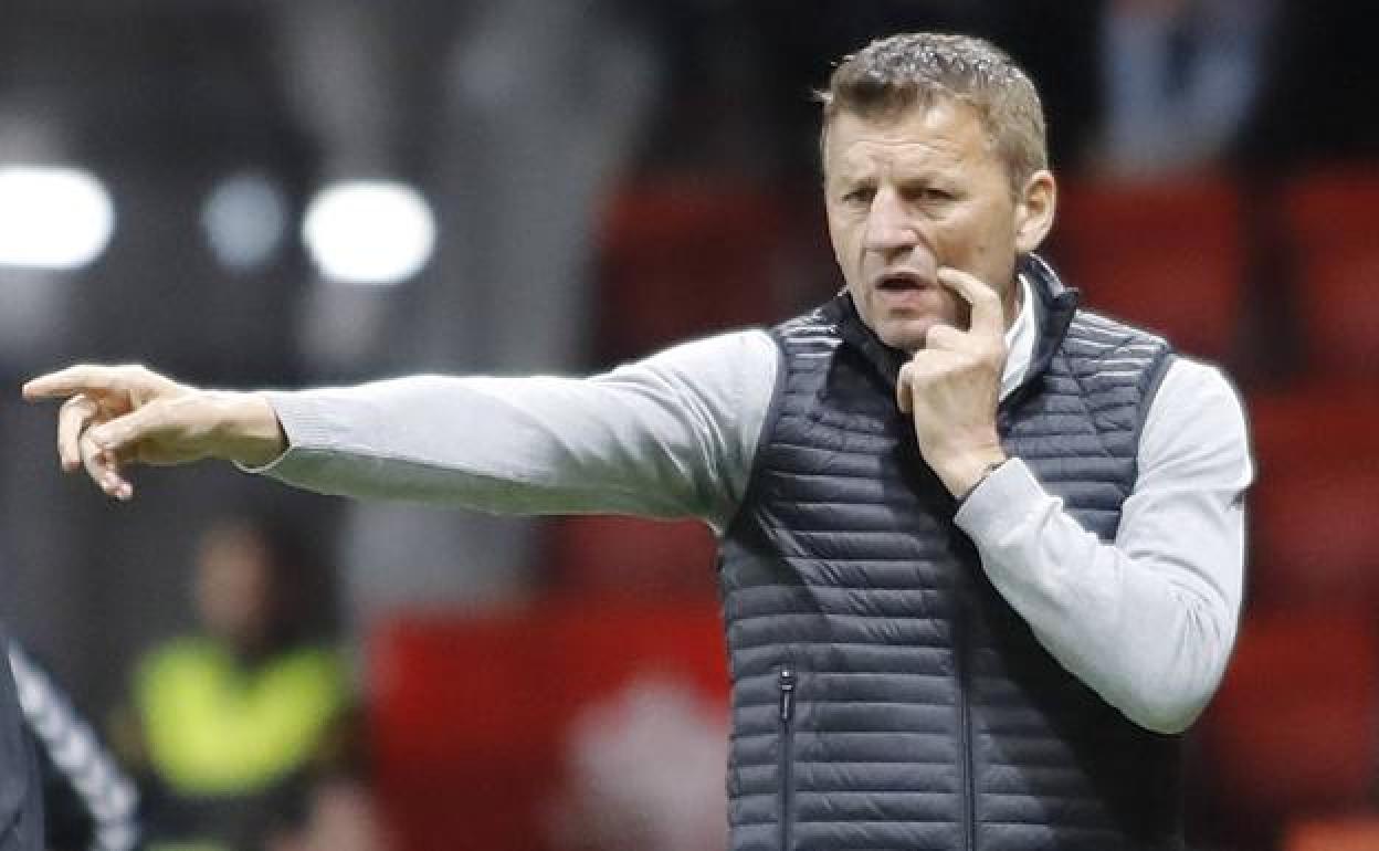 Djukic, dando indicaciones durante un partido.