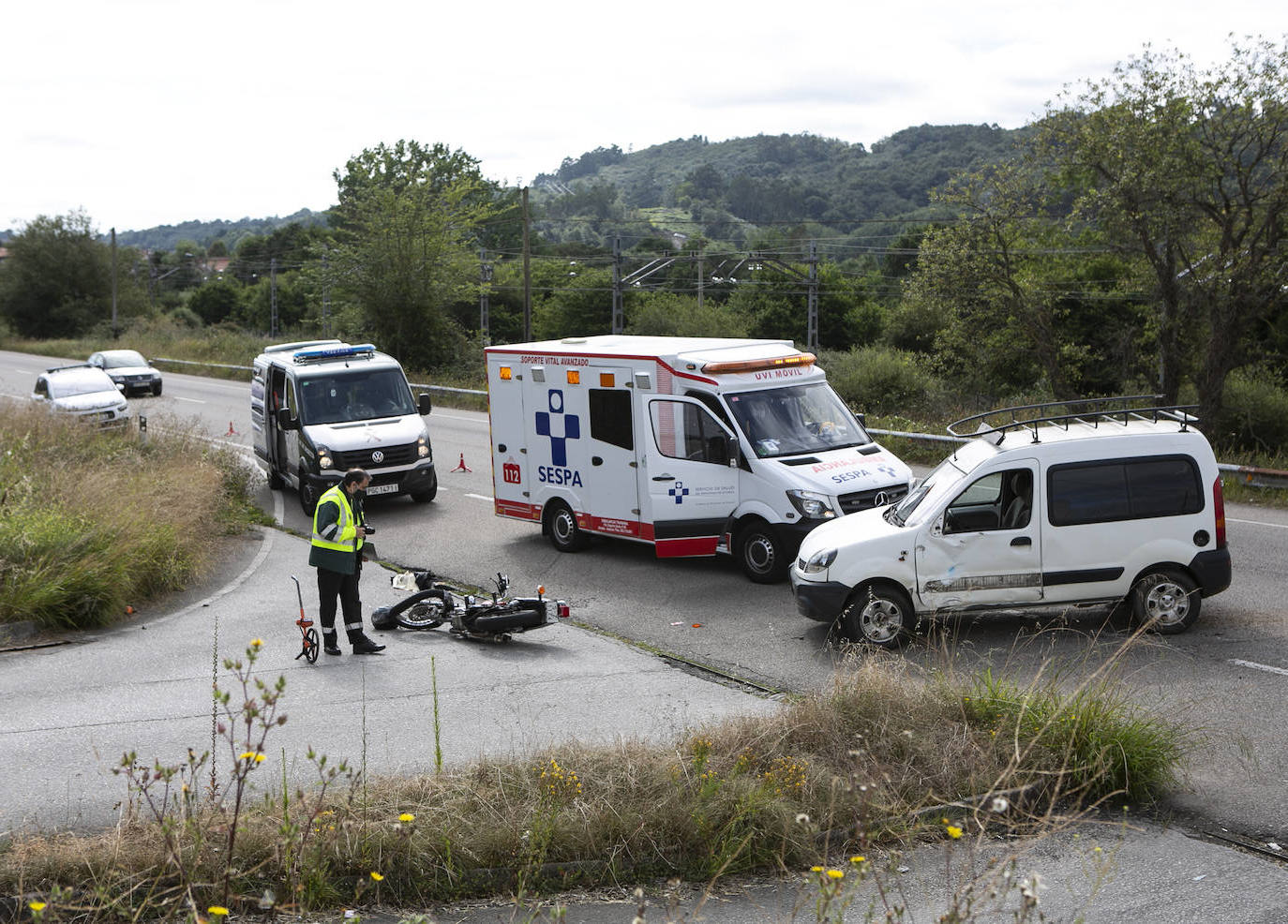 Un motorista ha resultado herido grave tras colisionar este jueves contra una furgoneta en la N-634, a la altura de La Carrera (Siero). El hombre fue trasladado al Hospital Universitario Central de Asturias con varias lesiones, que se produjeron de manera «simultanea» tras el choque, según fuentes sanitarias. Por otra parte, el conductor del otro vehículo implicado resultó ileso.