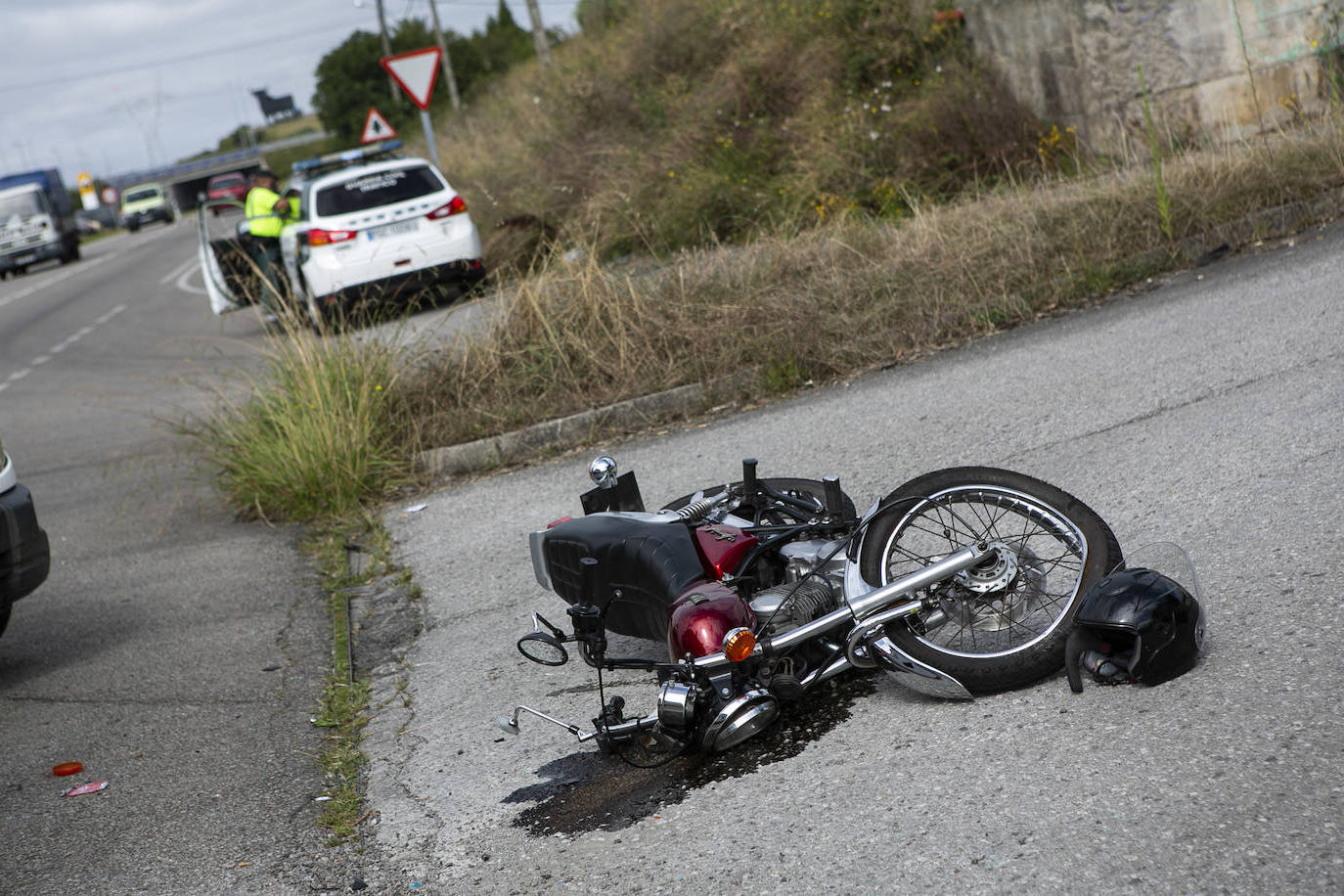 Un motorista ha resultado herido grave tras colisionar este jueves contra una furgoneta en la N-634, a la altura de La Carrera (Siero). El hombre fue trasladado al Hospital Universitario Central de Asturias con varias lesiones, que se produjeron de manera «simultanea» tras el choque, según fuentes sanitarias. Por otra parte, el conductor del otro vehículo implicado resultó ileso.